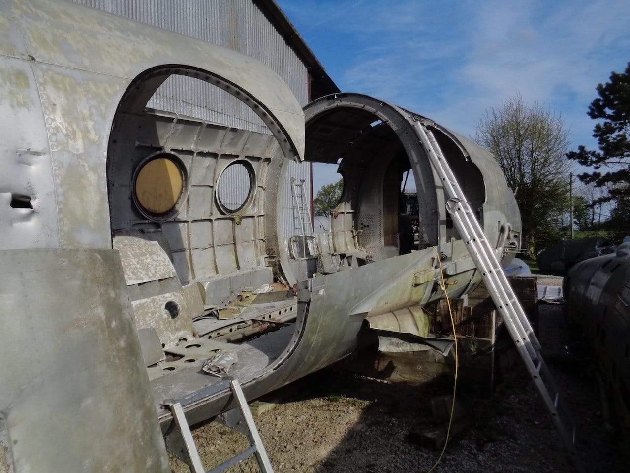 Démontage en cours de la cellule du Dassault MD-312 Flamant -  Flight inspiration.com