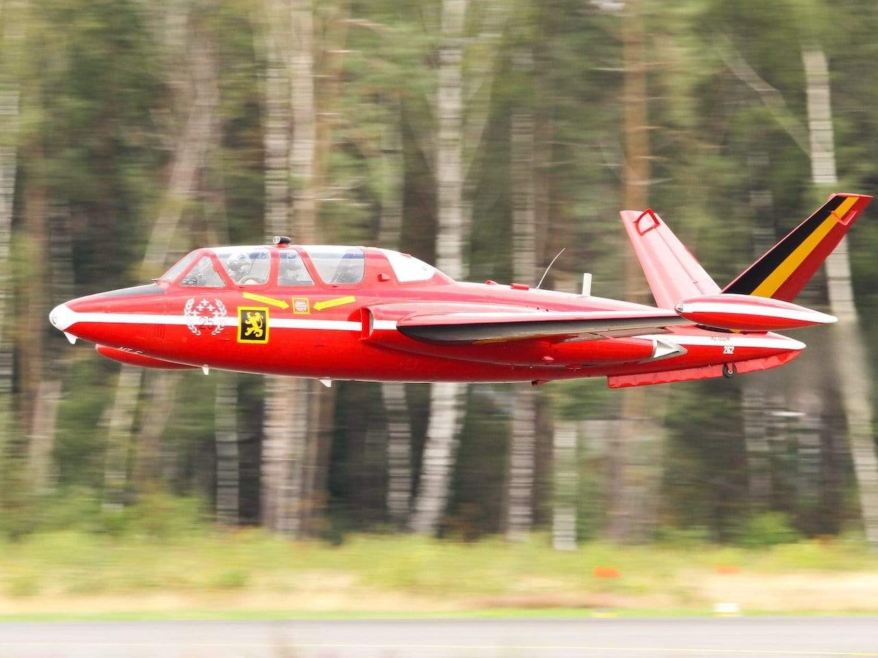 Avion en vol passage bas de Fouga CM-170 Magister fabriqué par Aéropostale Potez - Flight inspiration.com