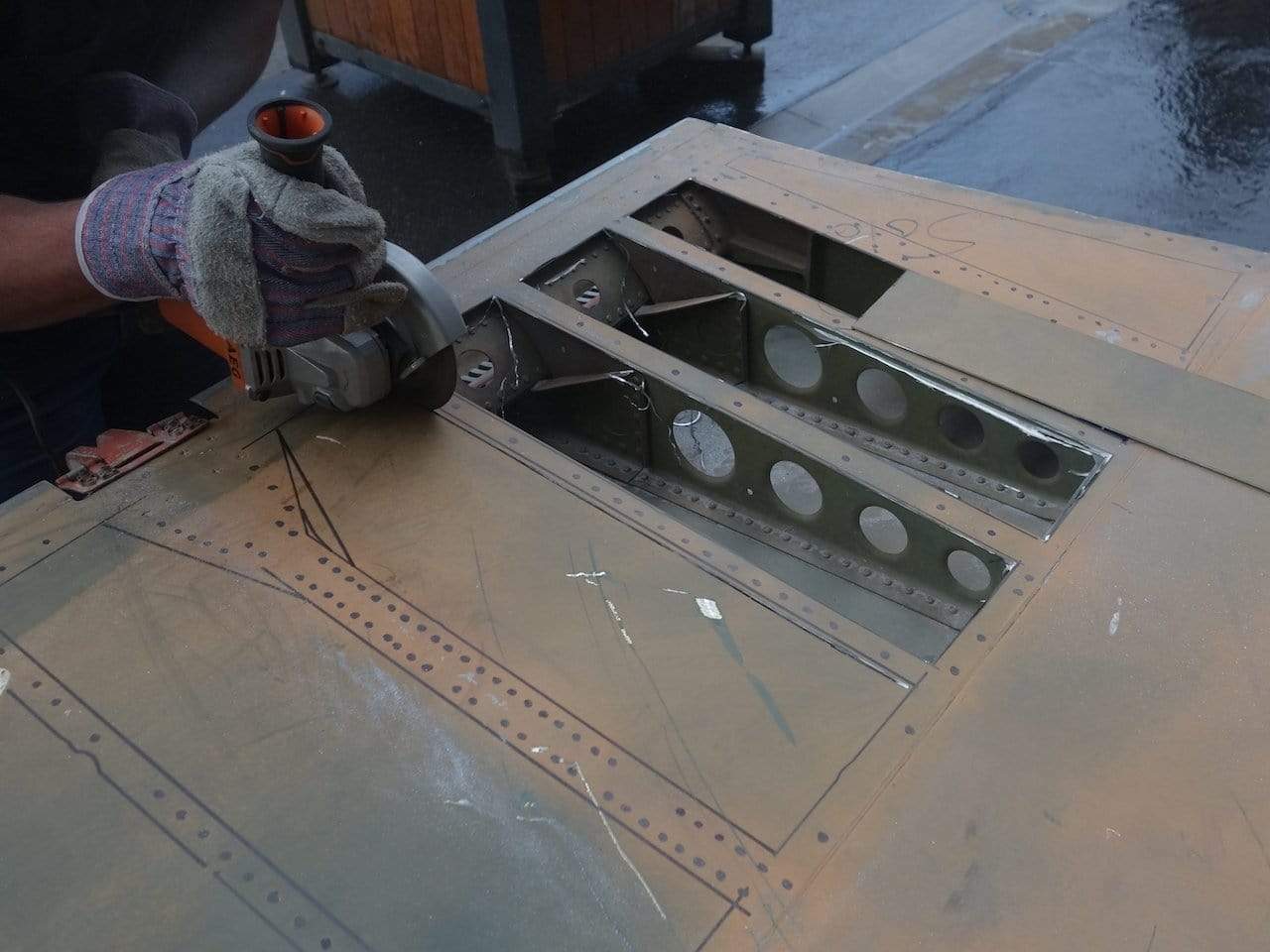 Debut du meulage du volet du McDonnell Douglas F 4 Phantom II en cours - Flight inspiration.com