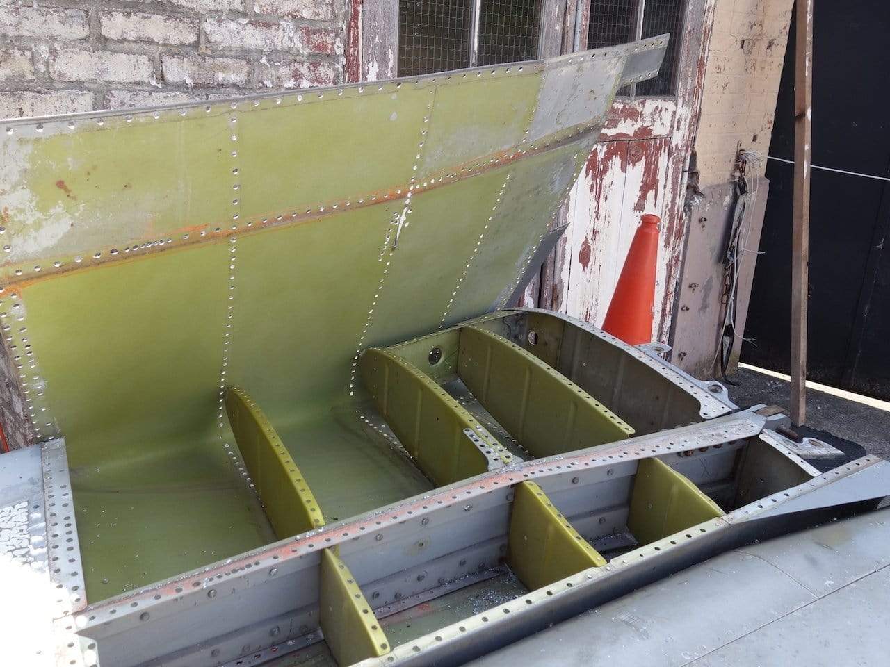 Détail du démontage de la dérive du Fouga CM-170 fabriqué par Aérospatiale-Potez -  Flight inspiration.com